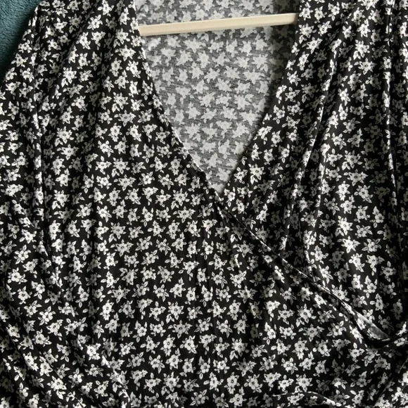 Michael Kors  wrap top nwot - Picture 4 of 4